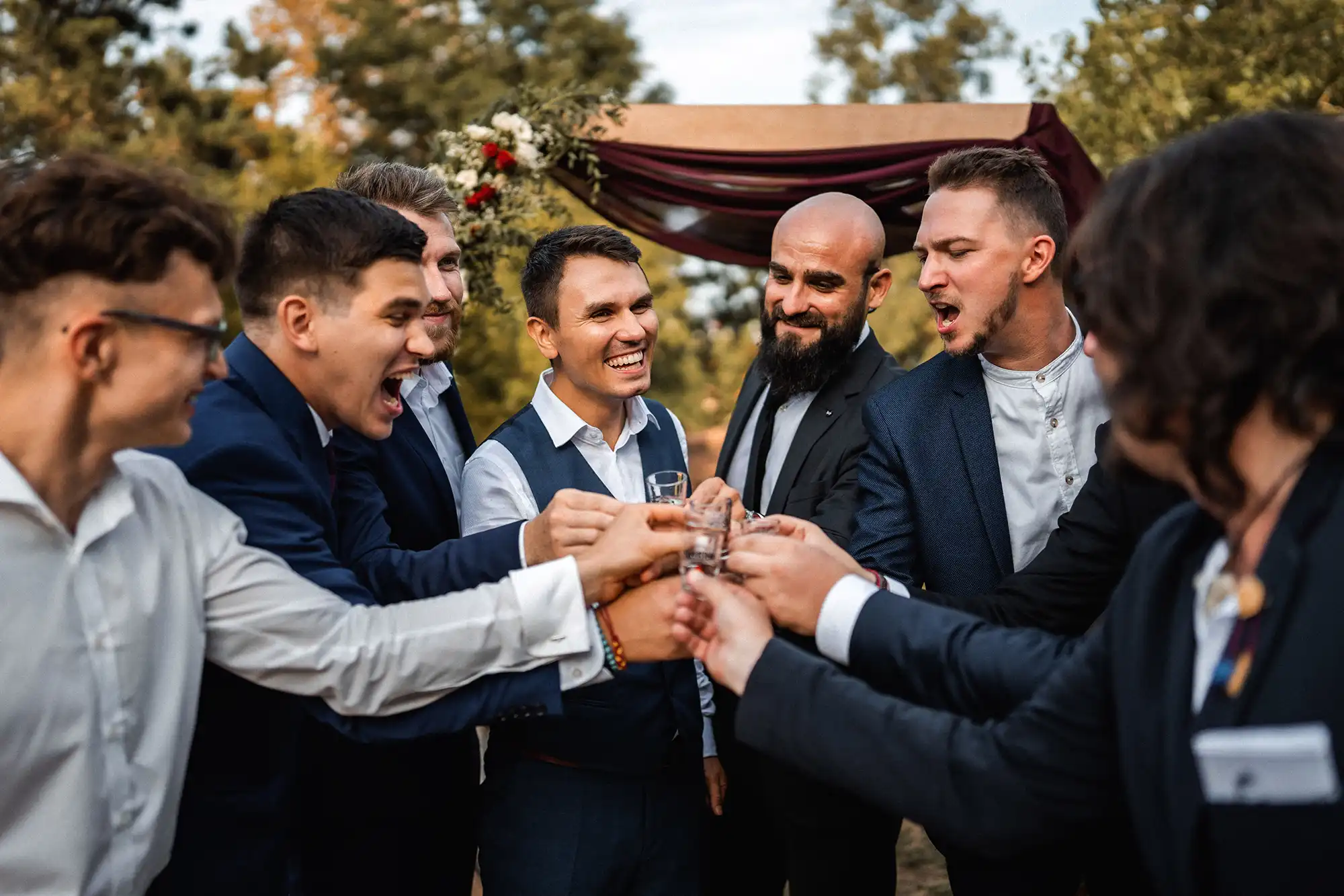 svatba v Brne na spilberku - zenich se svedky pripijejici si na zdravi
