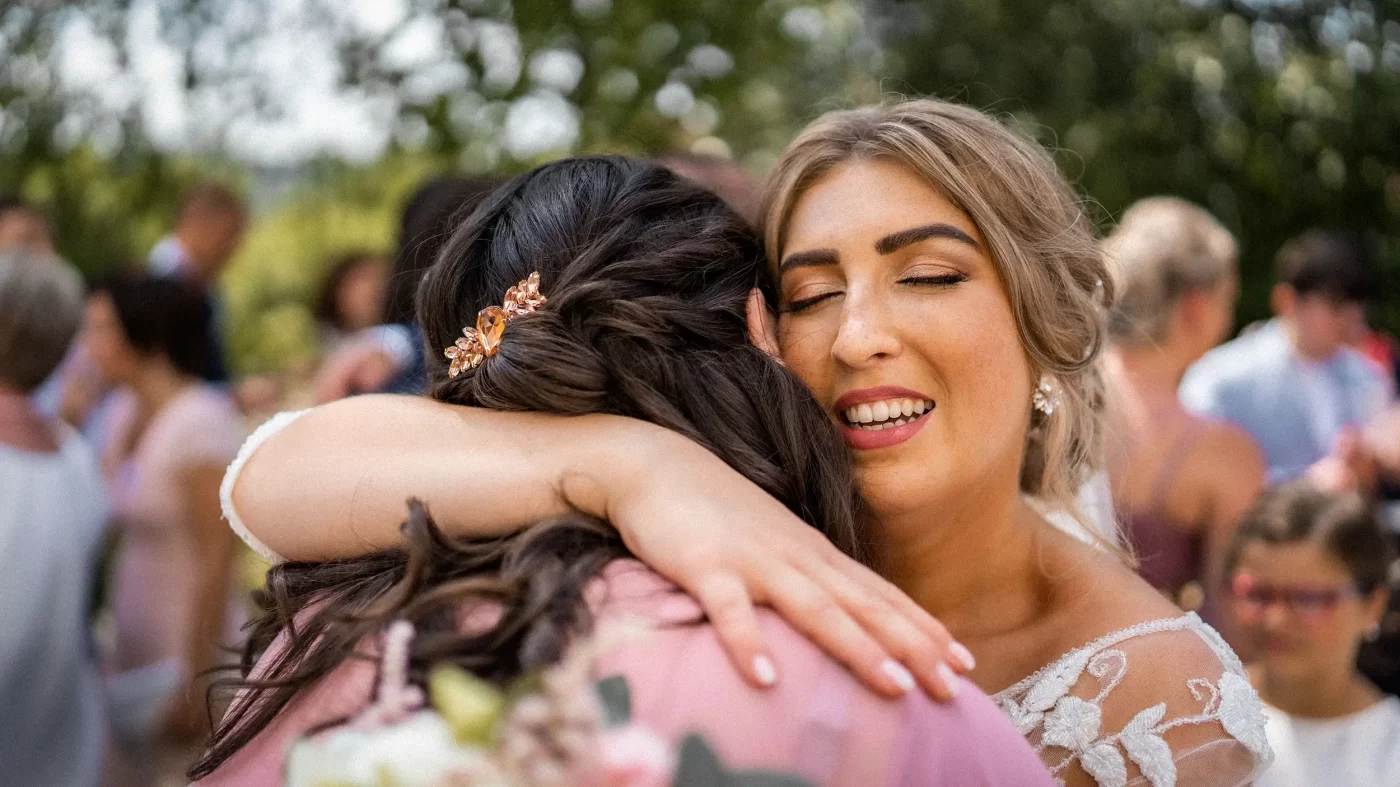 nevesta objimajici druzicku na svatbe