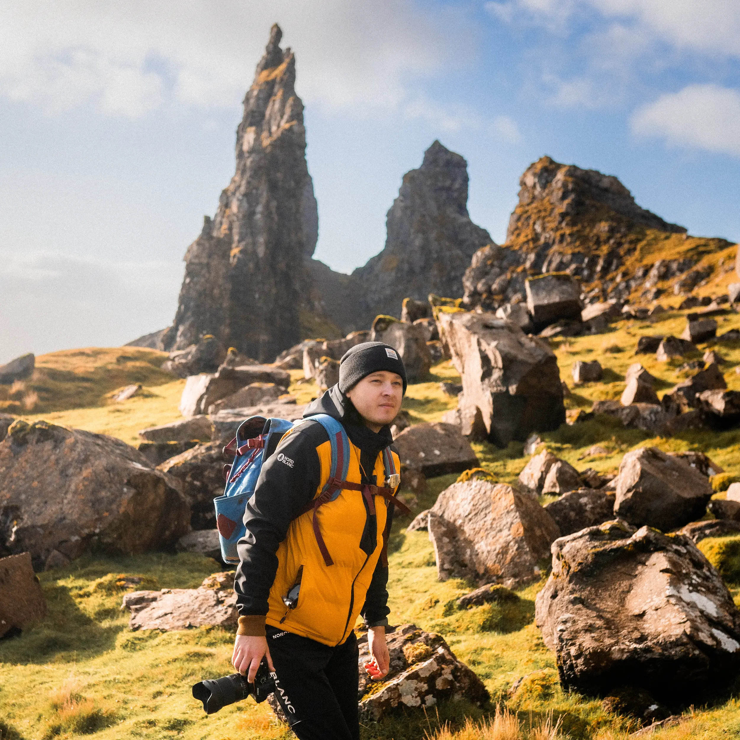 Procházím skotskou pláň na Isle of Skye s pozadím Old Man of Storr