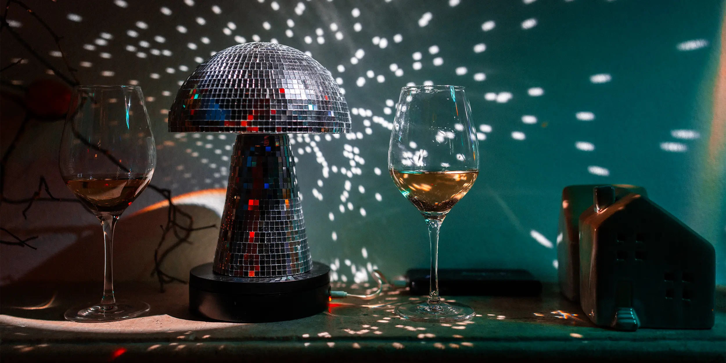 nevesta objimajici druzicku na svatbe